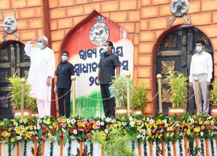 Odisha-CM-hoists-National-Flag