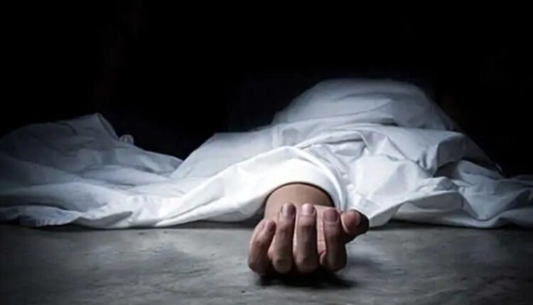 7854Dead_body_arrived_to_withdraw_money_from_bank_for_own_funeral_whole_staff_shocked-750x430-1