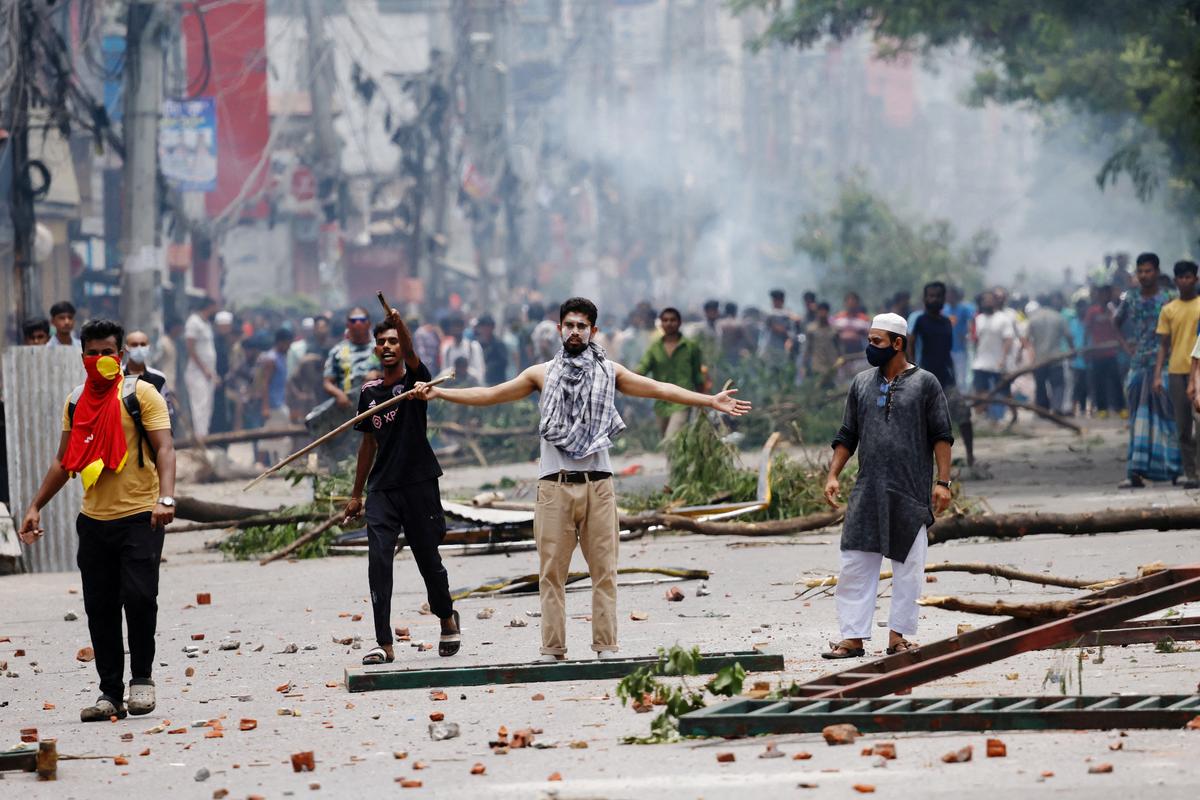 2024-07-19T135736Z_1858667889_RC26Y8AOEQ1G_RTRMADP_3_BANGLADESH-PROTESTS