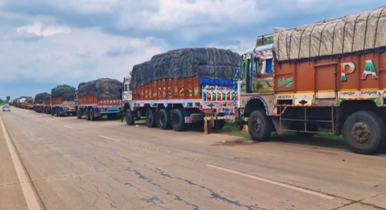 Trucks-loaded-with-potatoes-return-to-WB