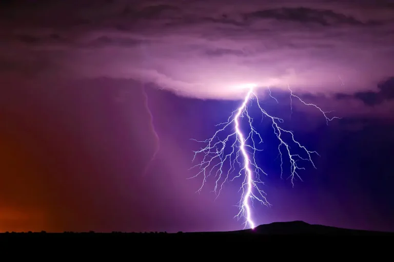 lightningroom_-the-agency_alamy_f13d8m