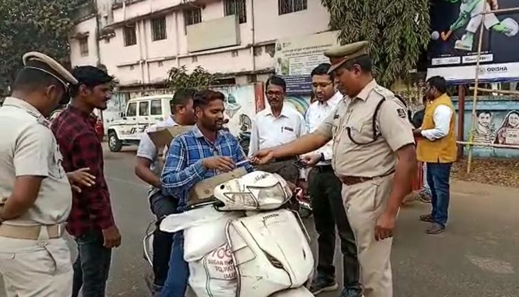Sub-Collector-Aware-Traffic-Rule-Violators-Giving-Rose-And-Chocolates-In-New-Year-At-Kamakhyanagar-750x430