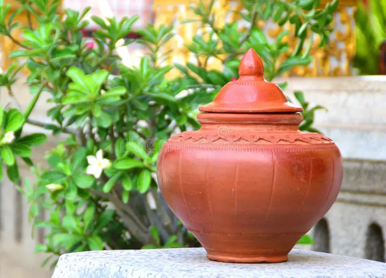 thai-clay-pot-water-drink-nature-background-30837960